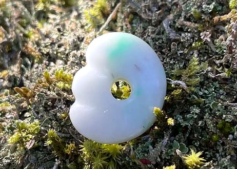 糸魚川翡翠　縄文型獣型勾玉　白緑　20mm / Itoigawa Jadeite MAGATAMA