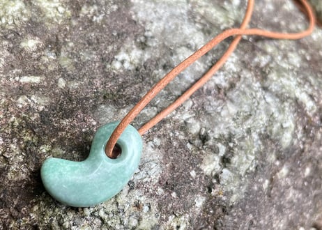 糸魚川翡翠　縄文型勾玉　ライトグリーン　27mm / Itoigawa Jadeite MAGATAMA