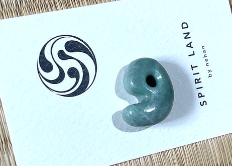 糸魚川翡翠　縄文型勾玉　ライトグリーン　27mm / Itoigawa Jadeite MAGATAMA