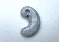 糸魚川翡翠　古代型勾玉　ラベンダー　31mm / Itoigawa Jadeite MAGATAMA