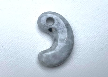 糸魚川翡翠　古代型勾玉　ラベンダー　31mm / Itoigawa Jadeite MAGATAMA