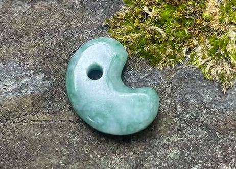 糸魚川翡翠　古代型勾玉　圧搾翡翠　19mm / Itoigawa Jadeite MAGATAMA