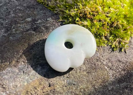糸魚川翡翠　縄文型獣型勾玉　白緑　20mm / Itoigawa Jadeite MAGATAMA
