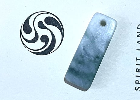 糸魚川翡翠　垂飾　白緑マット　33mm / Itoigawa Jadeite SUISHOKU