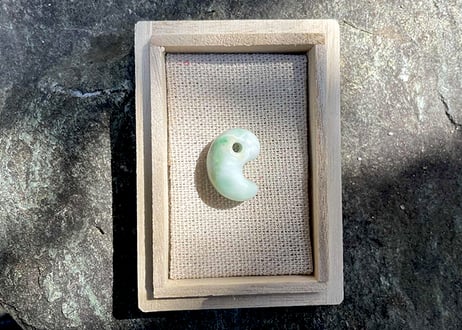 糸魚川翡翠　古代型勾玉　白地ミントグリーン　20mm / Itoigawa Jadeite MAGATAMA