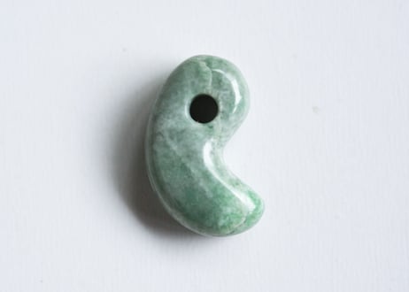 糸魚川翡翠　縄文型勾玉　ライトグリーン　27mm / Itoigawa Jadeite MAGATAMA