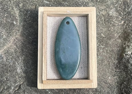 糸魚川ネフライト　大型垂飾　透明緑　56mm / Itoigawa Nephrite SUISHOKU