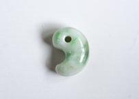糸魚川翡翠　古代型勾玉　白地ミントグリーン　20mm / Itoigawa Jadeite MAGATAMA