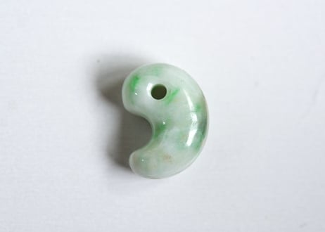 糸魚川翡翠　古代型勾玉　白地ミントグリーン　20mm / Itoigawa Jadeite MAGATAMA