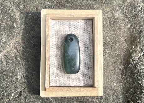 糸魚川ネフライト　古代発掘型垂飾　濃緑 / Itoigawa Nephrite TAISHU