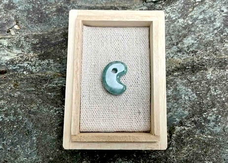 糸魚川翡翠　古代型勾玉　圧搾翡翠　19mm / Itoigawa Jadeite MAGATAMA