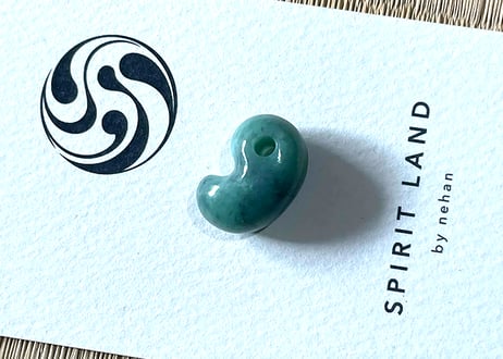 糸魚川翡翠　古代型勾玉　ミントグリーン　18mm / Itoigawa Jadeite MAGATAMA