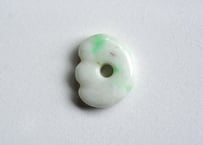 糸魚川翡翠　縄文型獣型勾玉　白緑　20mm / Itoigawa Jadeite MAGATAMA