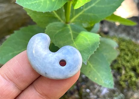 糸魚川翡翠　古代型勾玉　ラベンダーグレー　22mm / Itoigawa Jadeite MAGATAMA