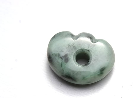 糸魚川翡翠　縄文型獣型勾玉　緑灰　21mm / Itoigawa Jadeite MAGATAMA
