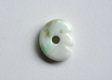 糸魚川翡翠　縄文型獣型勾玉　白緑　20mm / Itoigawa Jadeite MAGATAMA
