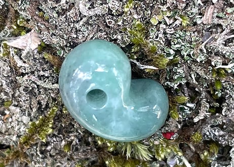 糸魚川翡翠　古代型勾玉　ミントグリーン　18mm / Itoigawa Jadeite MAGATAMA