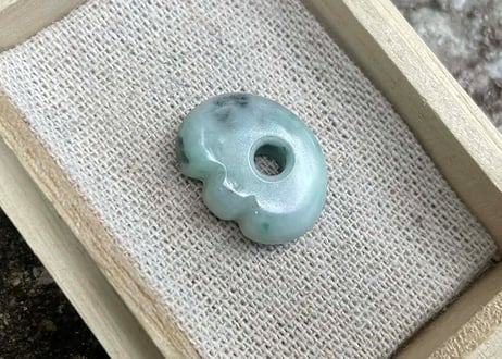糸魚川翡翠　縄文型獣型勾玉　緑灰　21mm / Itoigawa Jadeite MAGATAMA