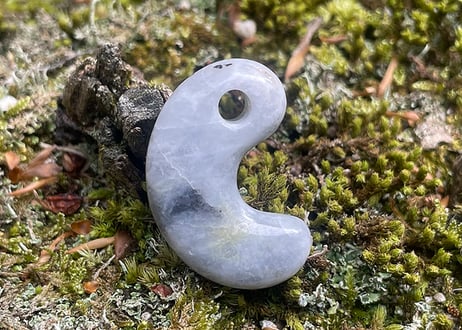 糸魚川翡翠　古代型勾玉　ラベンダー　31mm / Itoigawa Jadeite MAGATAMA