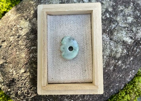 糸魚川翡翠　縄文型獣型勾玉　緑灰　21mm / Itoigawa Jadeite MAGATAMA
