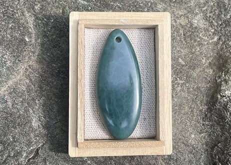糸魚川ネフライト　大型垂飾　透明緑　56mm / Itoigawa Nephrite SUISHOKU