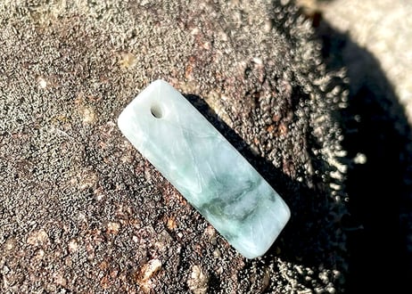 糸魚川翡翠　垂飾　白緑マット　33mm / Itoigawa Jadeite SUISHOKU