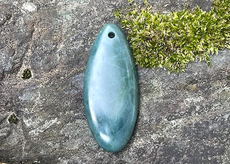 糸魚川ネフライト　大型垂飾　透明緑　56mm / Itoigawa Nephrite SUISHOKU