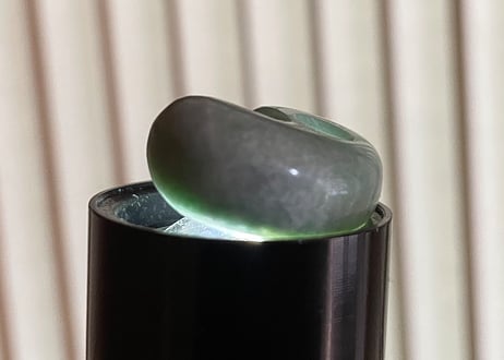 糸魚川翡翠　縄文型勾玉　ライトグリーン　27mm / Itoigawa Jadeite MAGATAMA