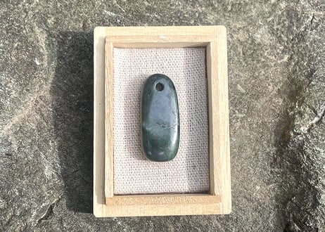 糸魚川ネフライト　古代発掘型垂飾　濃緑 / Itoigawa Nephrite TAISHU