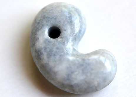 糸魚川翡翠　古代型勾玉　ラベンダーグレー　22mm / Itoigawa Jadeite MAGATAMA