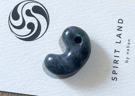 糸魚川翡翠　縄文型勾玉　黒灰緑　25mm / Itoigawa Jadeite MAGATAMA