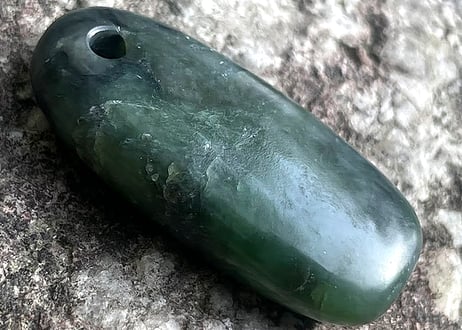 糸魚川ネフライト　古代発掘型垂飾　濃緑 / Itoigawa Nephrite TAISHU