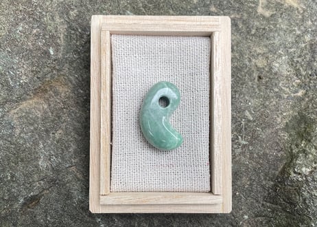 糸魚川翡翠　縄文型勾玉　ライトグリーン　27mm / Itoigawa Jadeite MAGATAMA