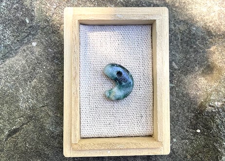 糸魚川翡翠　弥生型勾玉　圧搾翡翠 20mm / Itoigawa Jadeite MAGATAMA