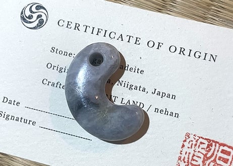 糸魚川翡翠　古代型勾玉　ラベンダー　31mm / Itoigawa Jadeite MAGATAMA