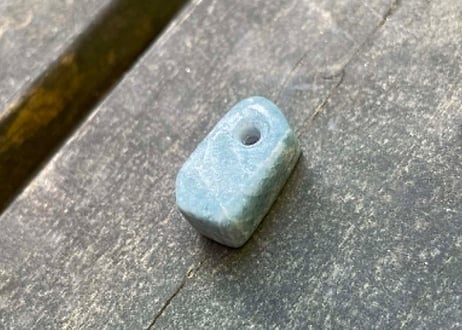 糸魚川翡翠　古代発掘型大珠　入りコン沢青 / Itoigawa Jadeite TAISHU