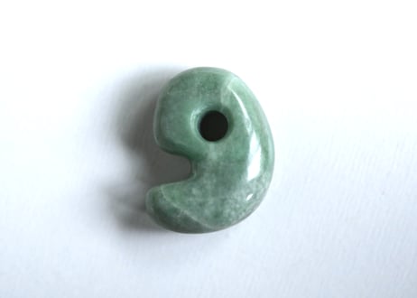 糸魚川翡翠　縄文型勾玉　ライトグリーン　27mm / Itoigawa Jadeite MAGATAMA