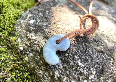 糸魚川翡翠　古代型勾玉　ラベンダーグレー　22mm / Itoigawa Jadeite MAGATAMA