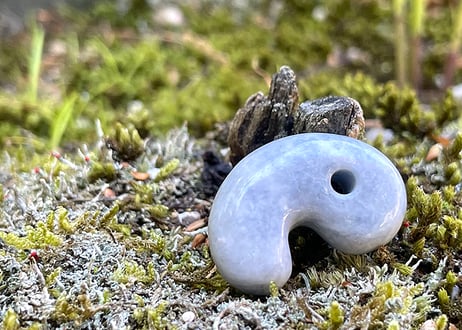 糸魚川翡翠　古代型勾玉　ラベンダーグレー　22mm / Itoigawa Jadeite MAGATAMA