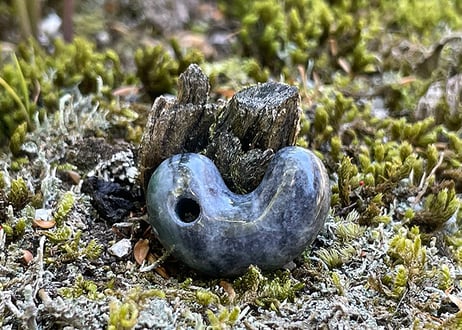 糸魚川翡翠　縄文型勾玉　黒灰緑　25mm / Itoigawa Jadeite MAGATAMA