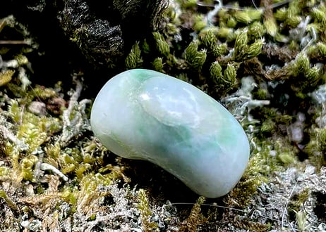 糸魚川翡翠　古代型勾玉　白地ミントグリーン　20mm / Itoigawa Jadeite MAGATAMA