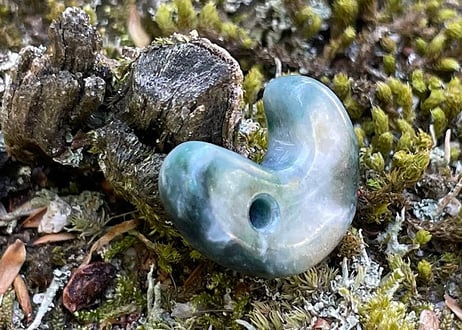 糸魚川翡翠　弥生型勾玉　圧搾翡翠 20mm / Itoigawa Jadeite MAGATAMA