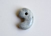 糸魚川翡翠　古代型勾玉　ラベンダーグレー　22mm / Itoigawa Jadeite MAGATAMA