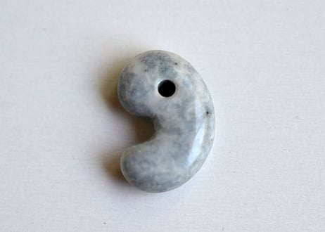 糸魚川翡翠　古代型勾玉　ラベンダーグレー　22mm / Itoigawa Jadeite MAGATAMA