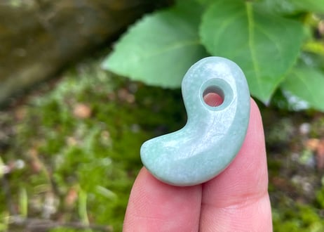 糸魚川翡翠　縄文型勾玉　ライトグリーン　27mm / Itoigawa Jadeite MAGATAMA