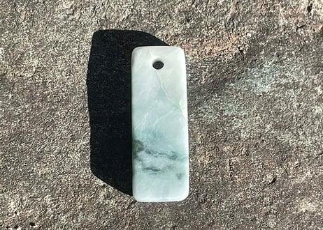 糸魚川翡翠　垂飾　白緑マット　33mm / Itoigawa Jadeite SUISHOKU
