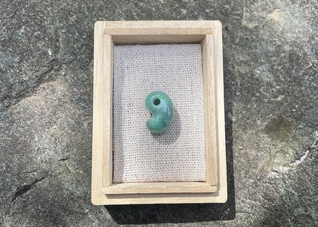 糸魚川翡翠　古代型勾玉　ミントグリーン　18mm / Itoigawa Jadeite MAGATAMA