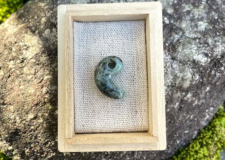 糸魚川翡翠　古代型勾玉　アップルグリーン　23mm / Itoigawa Jadeite MAGATAMA
