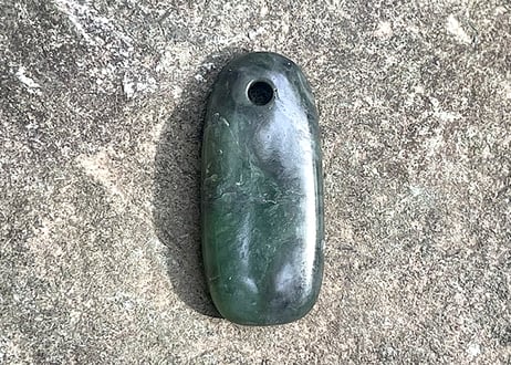 糸魚川ネフライト　古代発掘型垂飾　濃緑 / Itoigawa Nephrite TAISHU