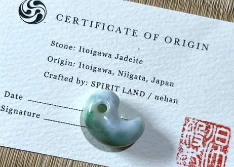 糸魚川翡翠　古代型勾玉　白地ミントグリーン　20mm / Itoigawa Jadeite MAGATAMA